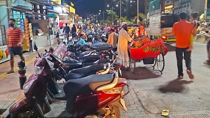 वाकडमधील स्मार्ट रस्ते केवळ नावापुरतेच स्मार्ट, बेशिस्त वाहनानी वाकडकर हैराण