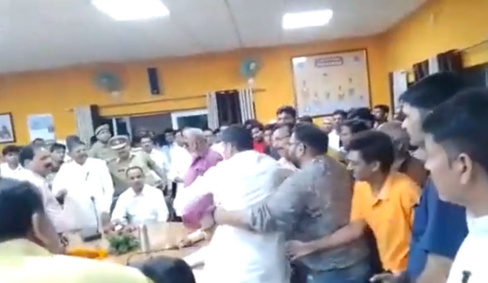 मंत्र्यांसमोरच आमदार आणि भाजपचे कार्यकर्ते एकमेकांमध्ये भिडले
