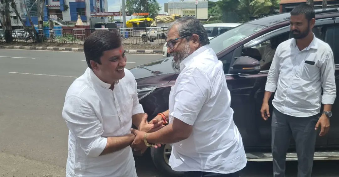 रस्त्यात राजू शेट्टी आणि महाडिकांची भेट, शेट्टींच्या पाया पडून घेतले आशीर्वाद