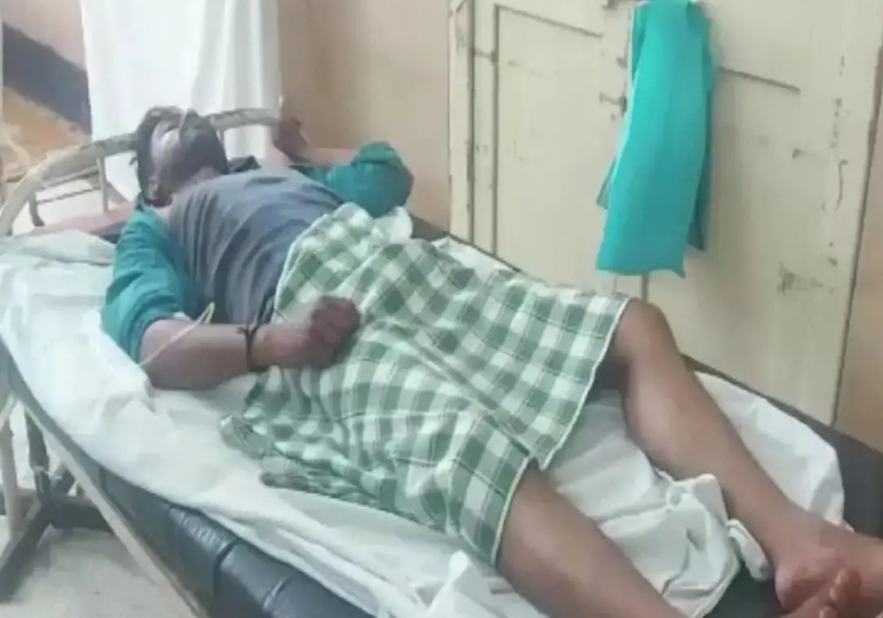 नवऱ्याने बायकोशी बोलणाऱ्या तरुणाचा प्रायव्हेट पार्ट कापला