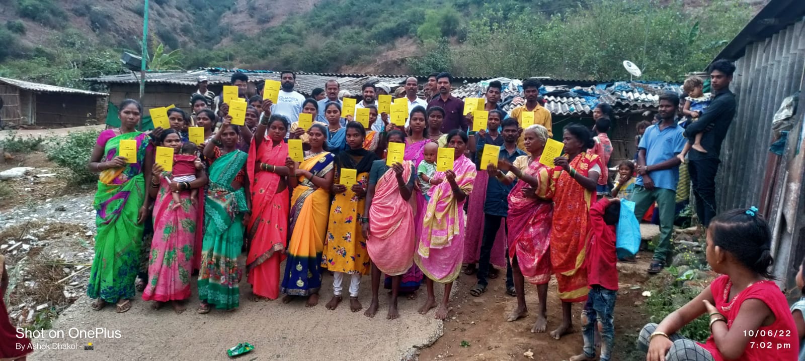 आमदार सुनील शेळकेच्या पाठपुराव्याने एक महिन्यात नवीन रेशनकार्ड मिळाल्याने कातकरी महिलांच्या चेहऱ्यावर फुलला आनंद