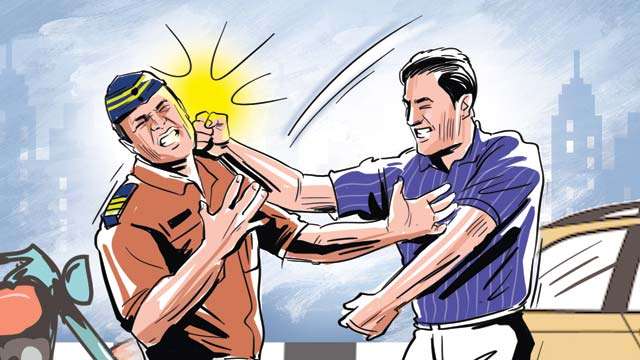 कारवारई करणाऱ्या दुचाकीस्वराची वाहतूक पोलिसाला शिवीगाळ करत हाताला चावला