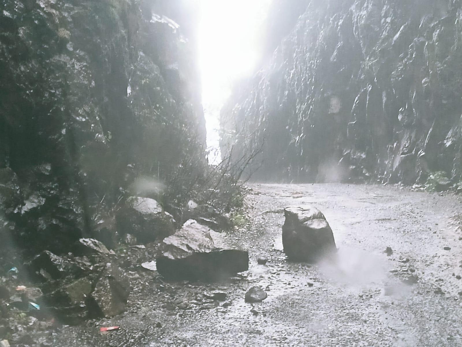 पवनानगर रस्त्यावरील दुधिवरे खिंडीत दरड कोसळली ; सुदैवाने दुर्घटना टळली