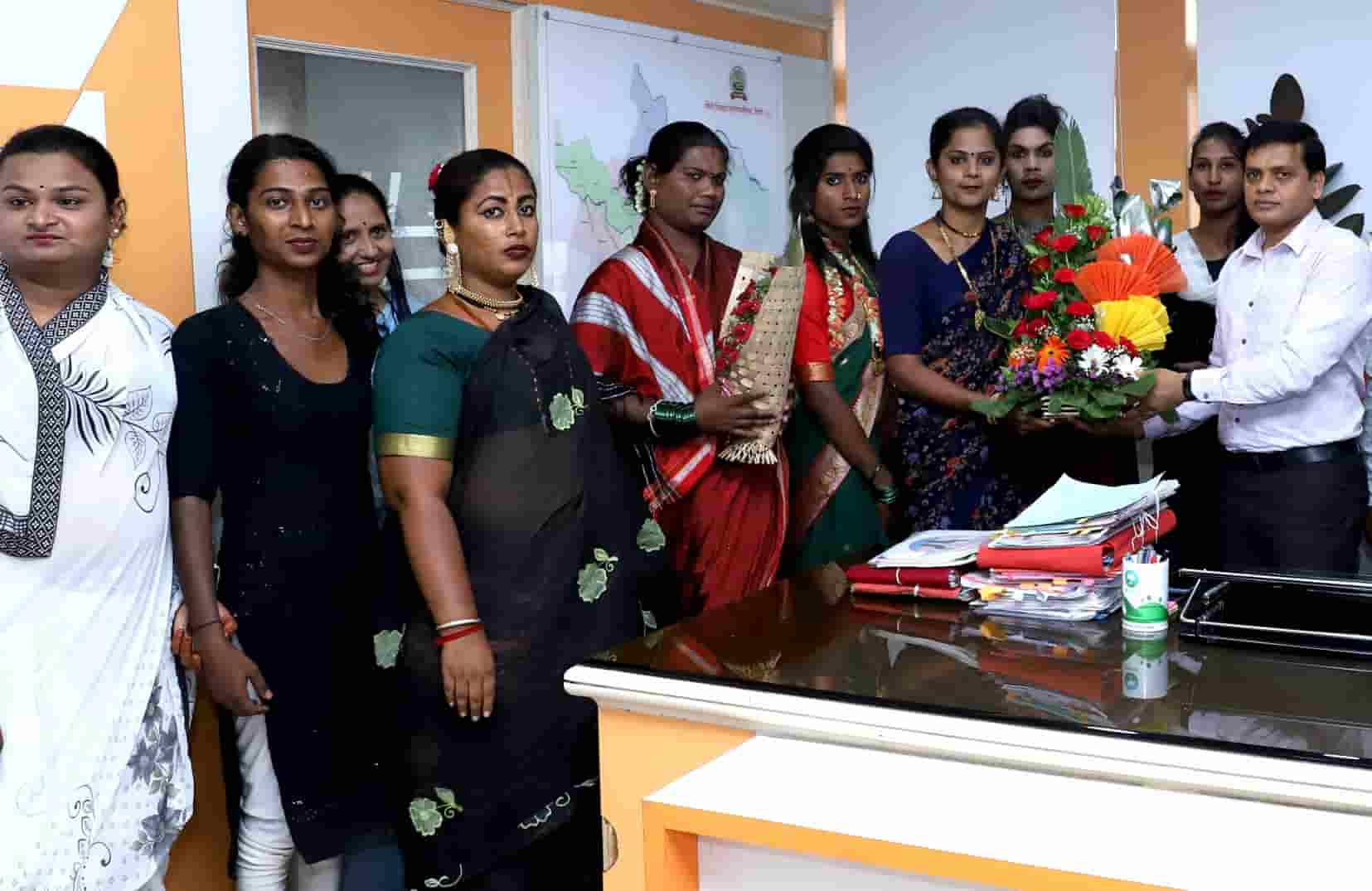 तृतीयपंथीना मुख्य प्रवाहात सामावून घेत सुरक्षारक्षक आणि ग्रीन मार्शलपदी नियुक्त नेमणूकपत्र केले वाटप..