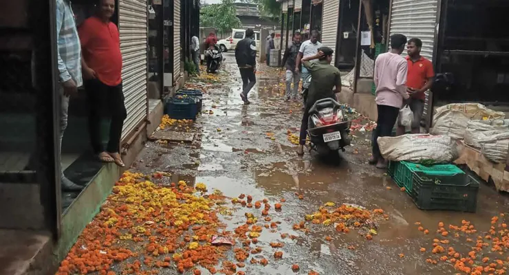 पिंपरीतील फुलबाजारात घाणीचे साम्राज्य