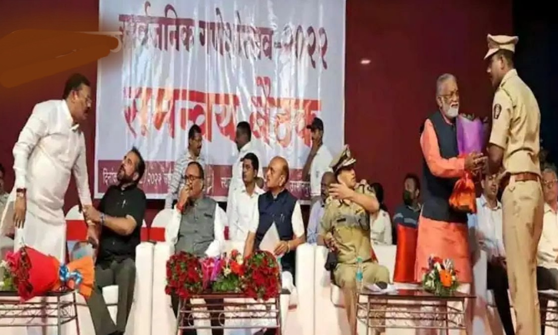 माजी खासदार चंद्रकांत खैरे यांचा अगोदर सत्कार केला म्हणून शिंदे गटातील आमदार संजय शिरसाट चिडले