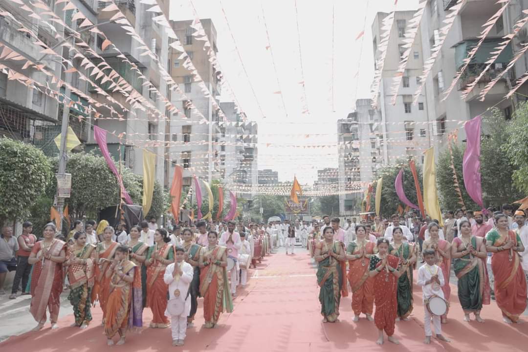 चिखलीतील घरकुल वसाहतीमध्ये बाप्पा मोरया रे गाण्याचं चित्रीकरण