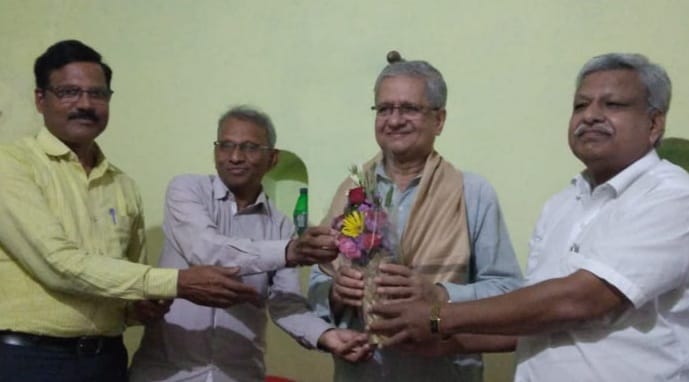 विश्वकोशाचे अध्यक्ष डॉ. राजा दीक्षित यांचा उलगडला जीवनप्रवास....