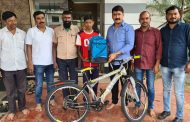 पेपर वाटप करणाऱ्या मुलाच्या शैक्षणिक मदतीसाठी नाना काटे यांच्याकडून सायकल व स्कूल बॅग भेट