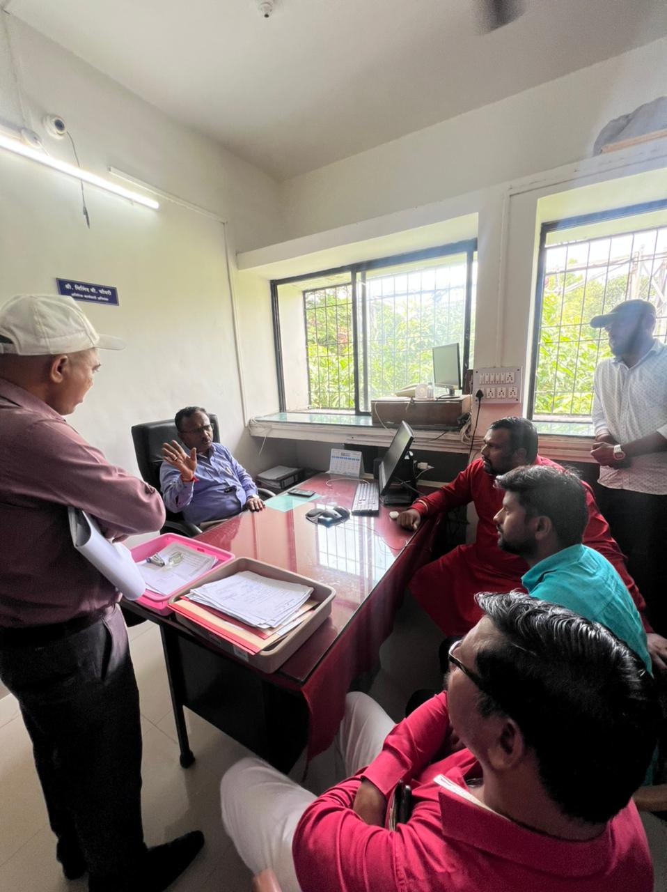 वीज पुरवठा खंडीत होत असल्यामुळे मनसेच्या संतप्त कार्यकर्त्यांनी अधिका-यांना घातला घेराव