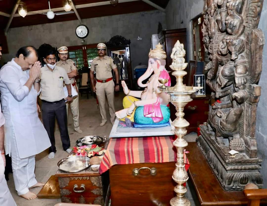 अजित पवारांची नाना पाटेकर यांच्या निवासस्थानी गणपतीचे घेतले दर्शन