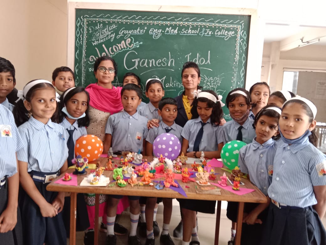 माेशी येथील गायत्री स्कुलमध्ये पर्यावरण पुरक गणेशमुर्ती कार्यशाळेचे आयाेजन