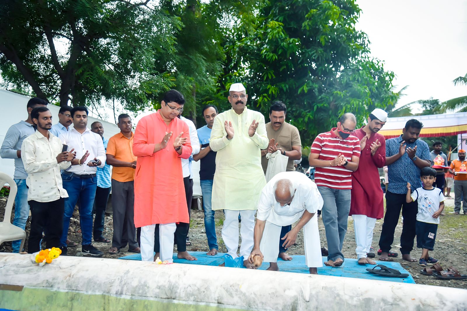 रहाटणी येथे नगरसेवक चंद्रकांत नखाते यांना तयार केलेल्या गणेश विसर्जन तलावाचे लोकार्पण