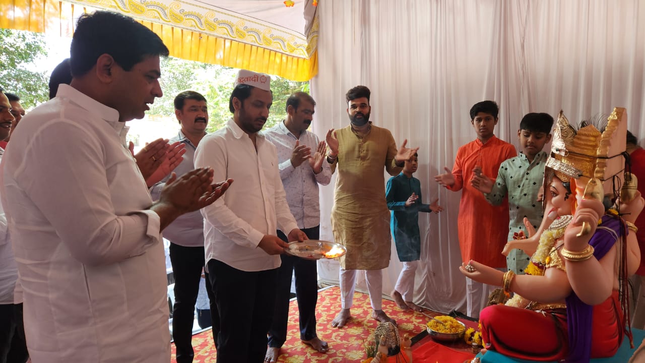 राष्ट्रवादी काँग्रेसचे युवानेते पार्थ पवार यांनी गणपती बाप्पाच्या आरतीसाठी हजेरी