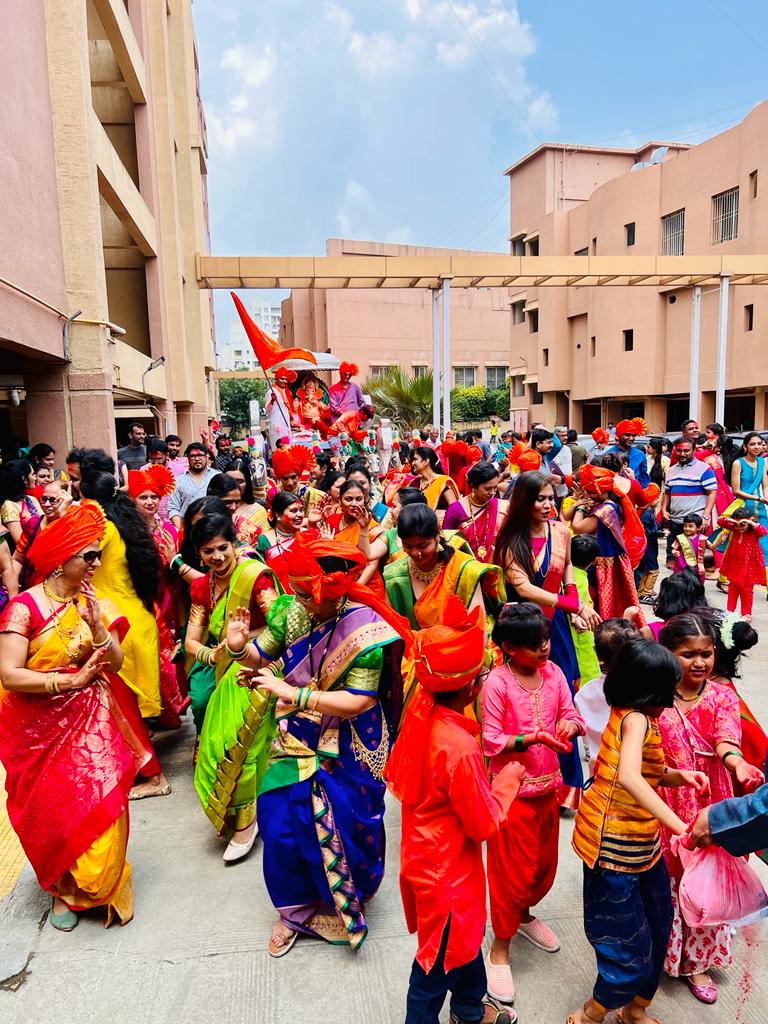 पिंपरीत गणेश विसर्जन मिरवणूक पाहण्याच्या नादात १३ लाखाचा चुना