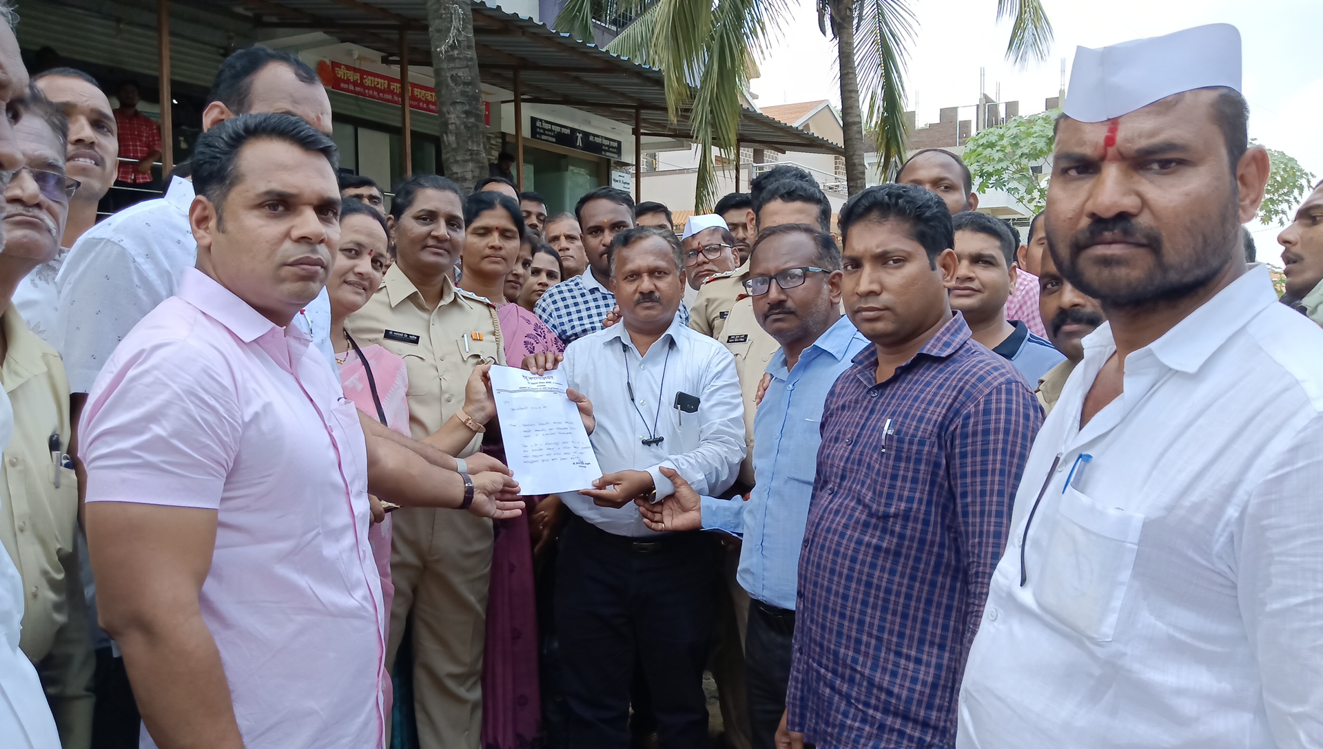 ऐण गणेशोत्सवा वीजपुरवठा खंडीत झाल्याने महावितरण कार्यालयावर संतप्त देहूकरांचा मोर्चा