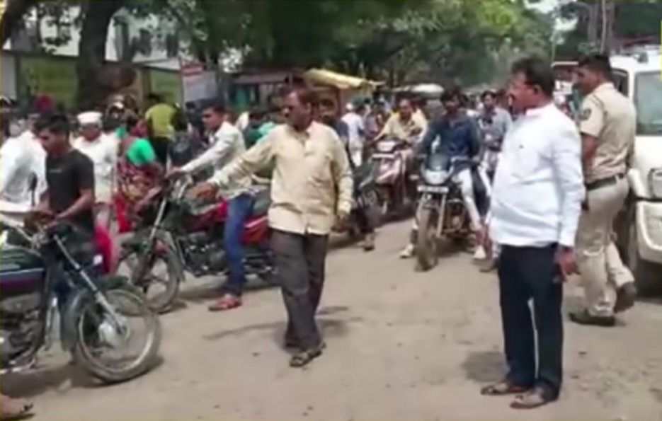 वाहतूक कोंडी सोडवण्यासाठी आमदार दिलीप मोहिते पाटील रस्त्यावर उतरले