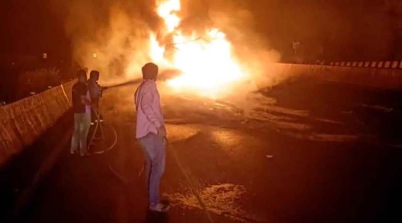 मुंबई-पुणे द्रुतगती मार्गावर रसायनाची वाहतूक करणाऱ्या टेम्पो अचानक पेटला