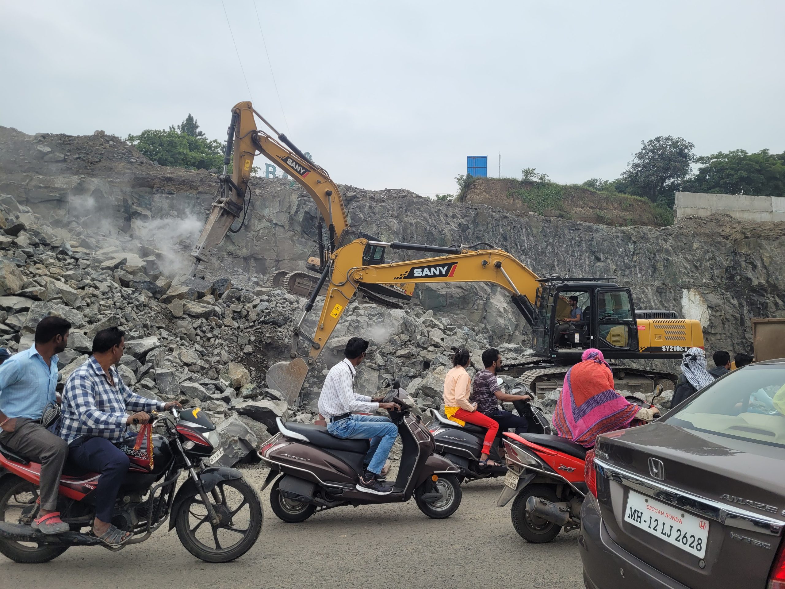 चांदणी चौकातील पुलाचे काम करणाऱ्या कामगारांचा प्रश्न ऐरणीवर