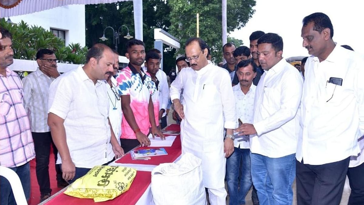 बारामतीकरांनी दान उत्सवात काही तासात जमा केल्या 15 टन वस्तू..