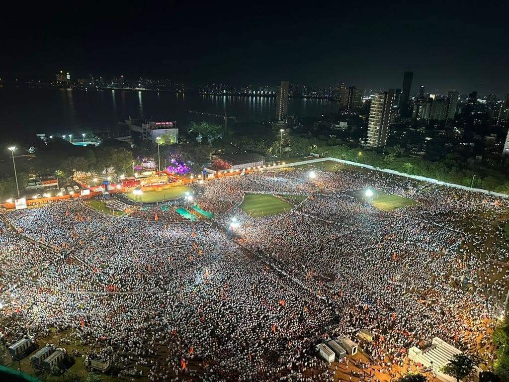कशी का असेना गर्दी जमवण्यात शिंदे गटाची सरशी, मात्र भाषणबाजी लांबल्याने गर्दी ओसरली