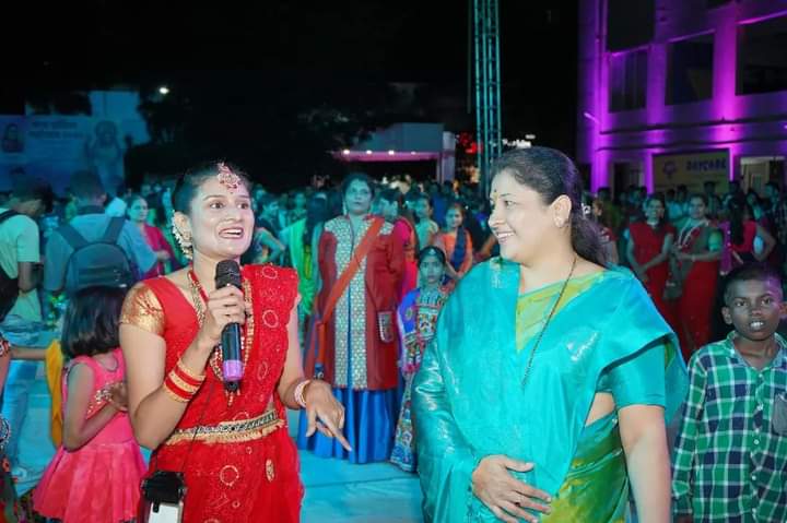 चॅलेंजर पब्लिक स्कुलच्या मैदानावर महिलांसह आबालवृद्धांनी लुटला गरबा आणि दांडियाचा आनंद..