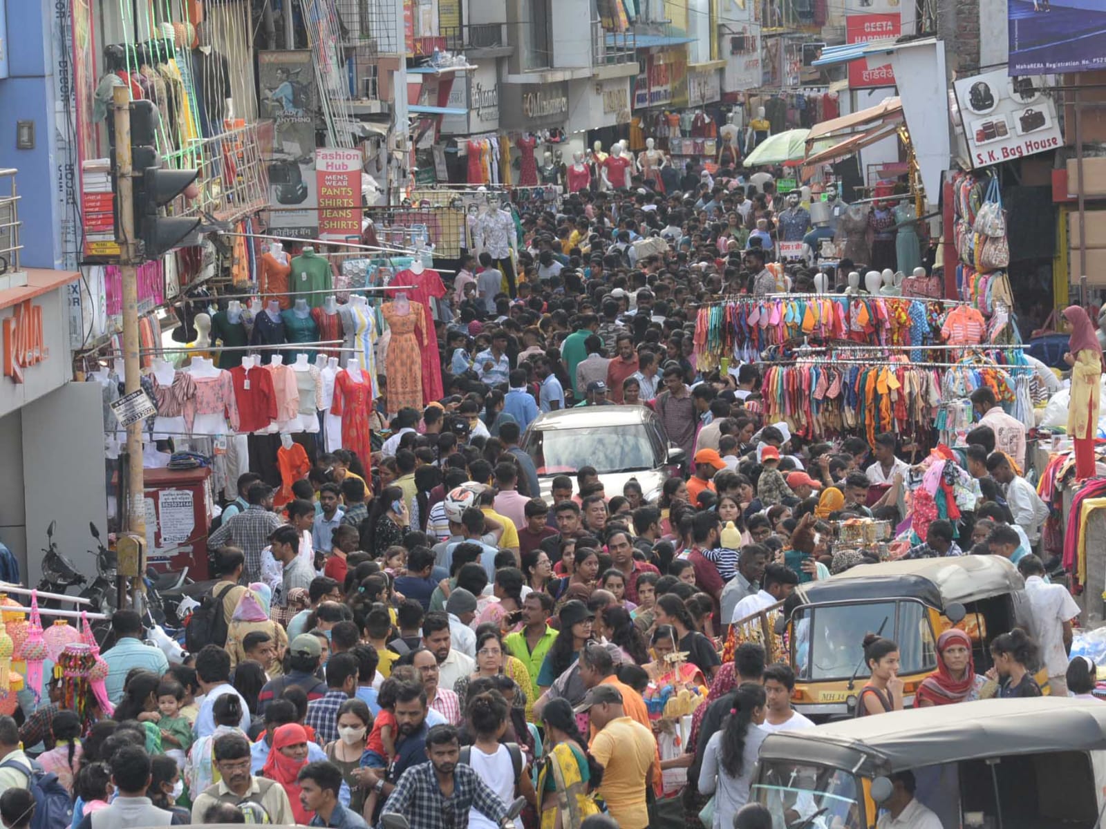 पिंपरी कॅम्प परिसरात नागरिकांनी खरेदीसाठी एकच झुंबड