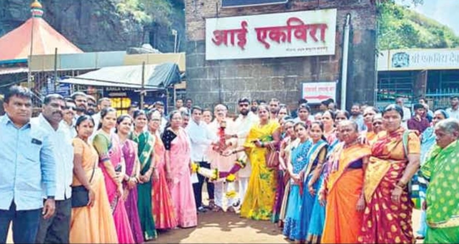 एकवीरा देवीच्या चरणी मशाल पेटवून शिवसैनिकांचे नव्या पर्वाला सुरूवात