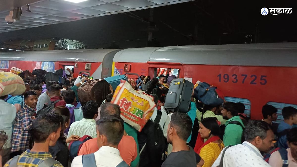 गर्दीमुळे पुणे रेल्वे स्थानकावर चेंगराचेंगरीत, एका प्रवाशाचा मृत्यू