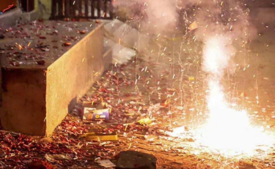 काचेच्या ग्लासमध्ये फोडला फटाका अन् काचेचा तुकडा गळ्यात घुसला