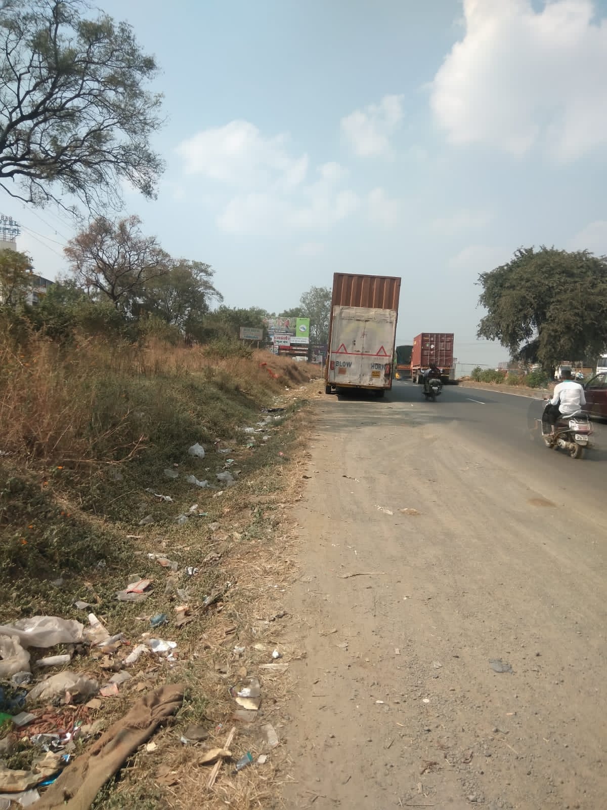 मुंबई पुणे महामार्गावरील अनधिकृत दुकानांवर आयआरबीकडून कारवाई