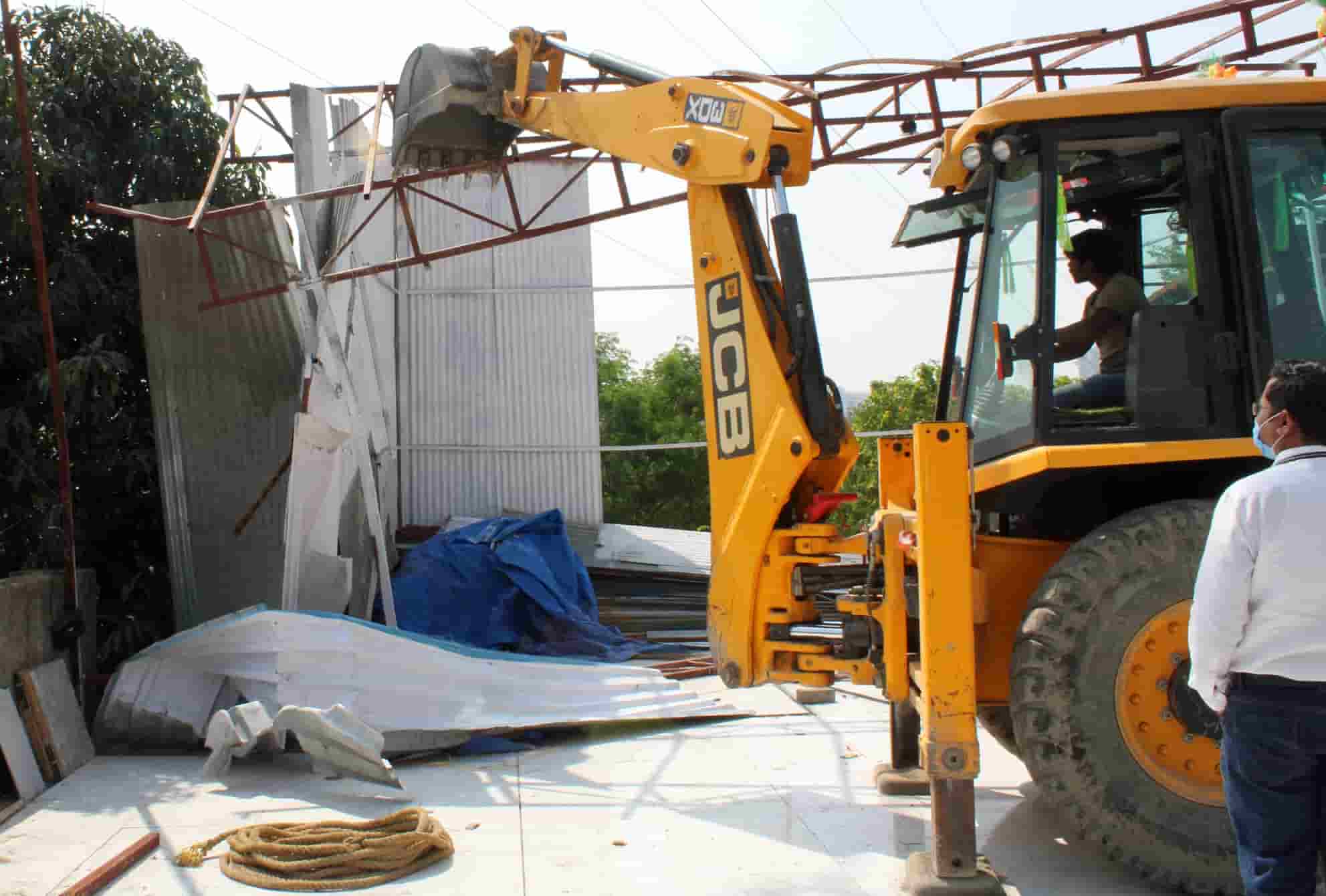 भोंडवे कॉर्नर ते मुकाई चौक बी.आर.टी. रोड अनधिकृत पत्राशेडवर कारवाई