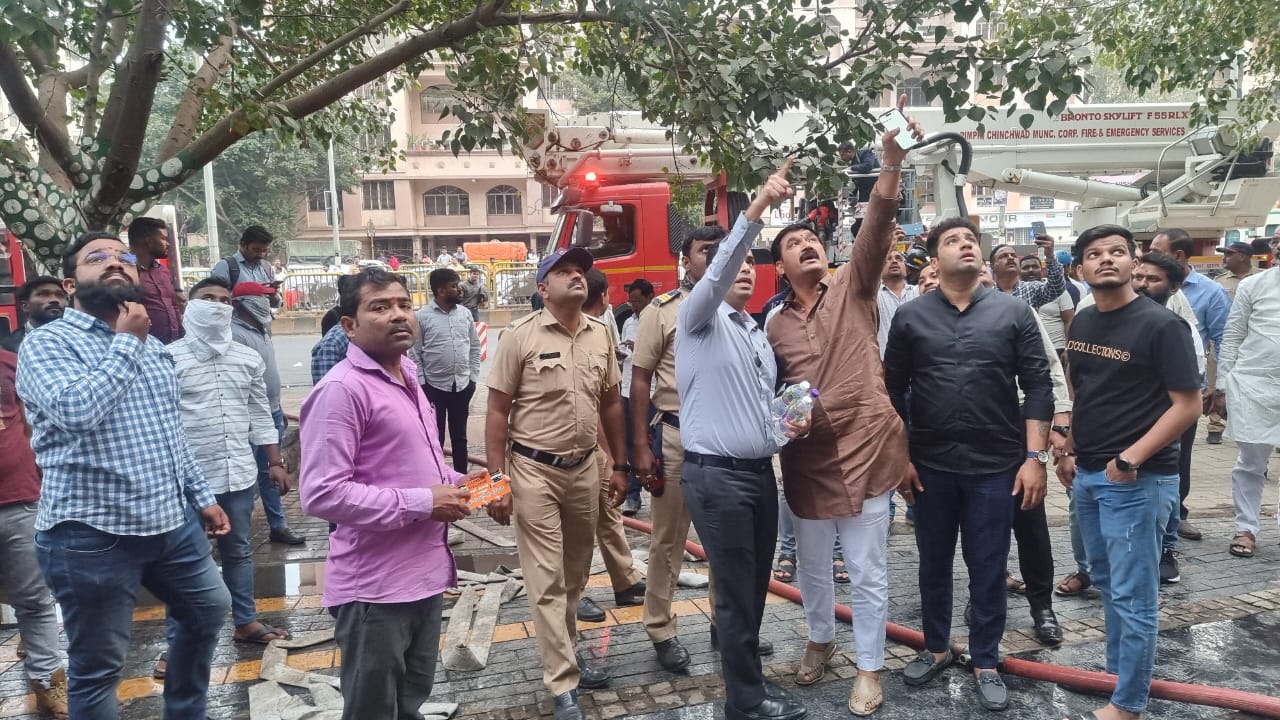 पिंपळे सौदागर येथील रेनबो मॉलमध्ये आग