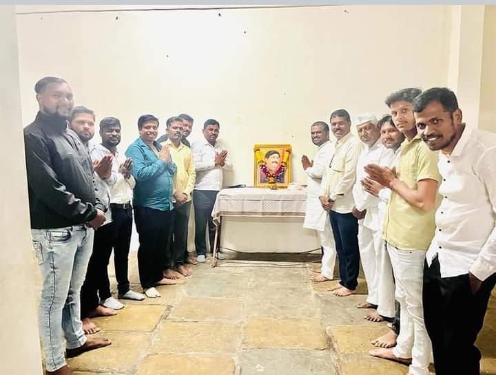 देहू येथील हनुमान समाज मंदिराच्या आवारात स्व.मुंडे यांच्या प्रतिमेस पुष्पहार अर्पण