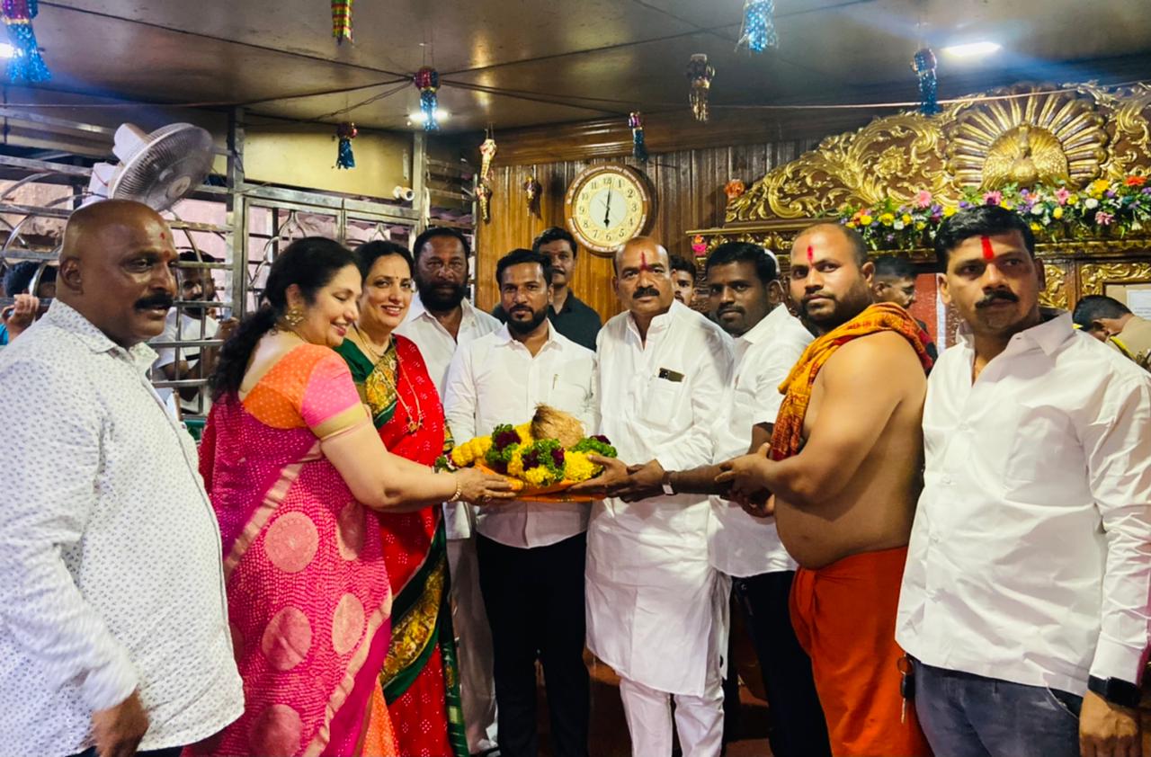 रश्मी उध्दव ठाकरे यांनी कुलस्कावामिनी कार्ल्याच्या आई एकविरादेवीचे घेतले दर्शन