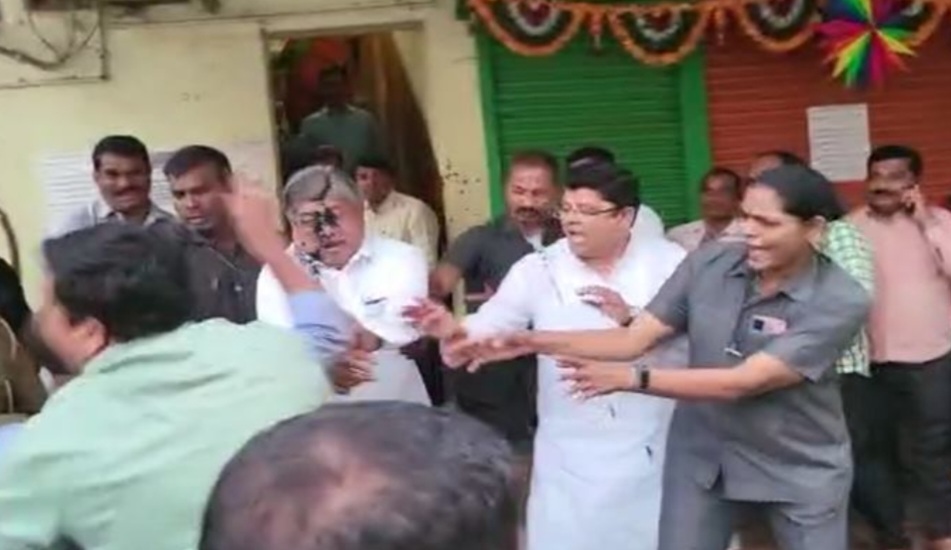 पालकमंत्री चंद्रकांत पाटील यांच्यावर चिंचवड येथे शाईफेक