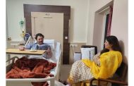 भावाच्या काळजीपोटी बहिण दवाखान्यात! पंकजा मुंडेंनी घेतली धनंजय मुंडेंची भेट