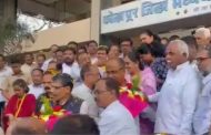 ईडी चौकशीत 70 तासांनी सुटका झालेल्या केडीसीसी बँकेच्या पाच अधिकाऱ्यांचे पुष्पवृष्टी जंगी स्वागत