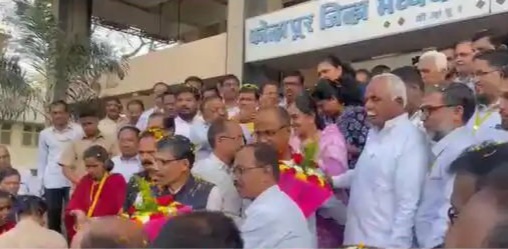 ईडी चौकशीत 70 तासांनी सुटका झालेल्या केडीसीसी बँकेच्या पाच अधिकाऱ्यांचे पुष्पवृष्टी जंगी स्वागत