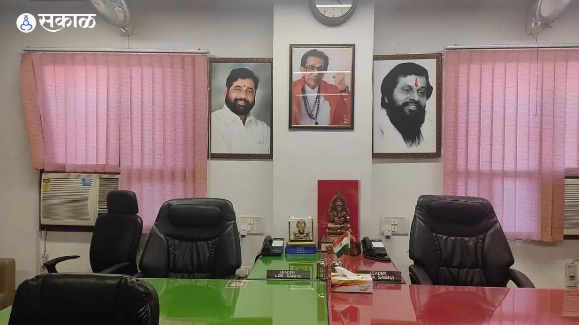संसदेतील शिवसेना कार्यालयावर एकनाथ शिंदे गटांचा ताबा, उध्दव व आदित्य ठाकरेंचे फोटो हटवले