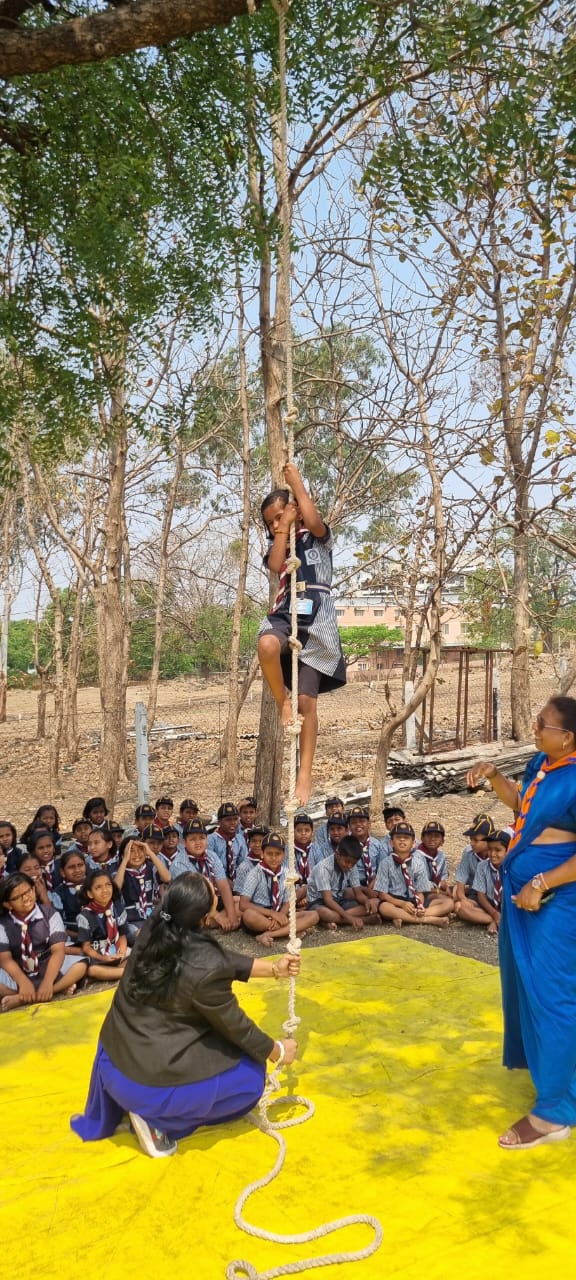 साहसी प्रात्यक्षिकांद्वारे पैसाफंड प्राथमिक शाळेमध्ये कब बुलबुल शिबिर उत्साहात संपन्न