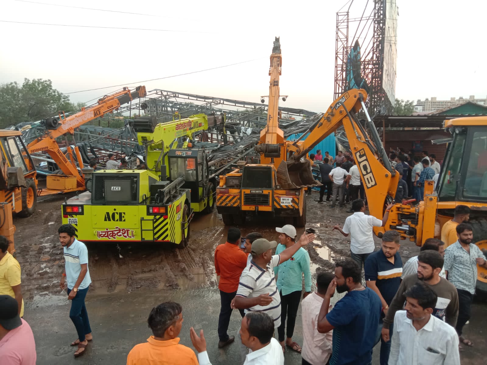 ते होर्डिंग अनधिकृत असतानाही पालिकेने कारवाई केली नाही ; अतिरिक्त आयुक्तांनी दिले हे कारण