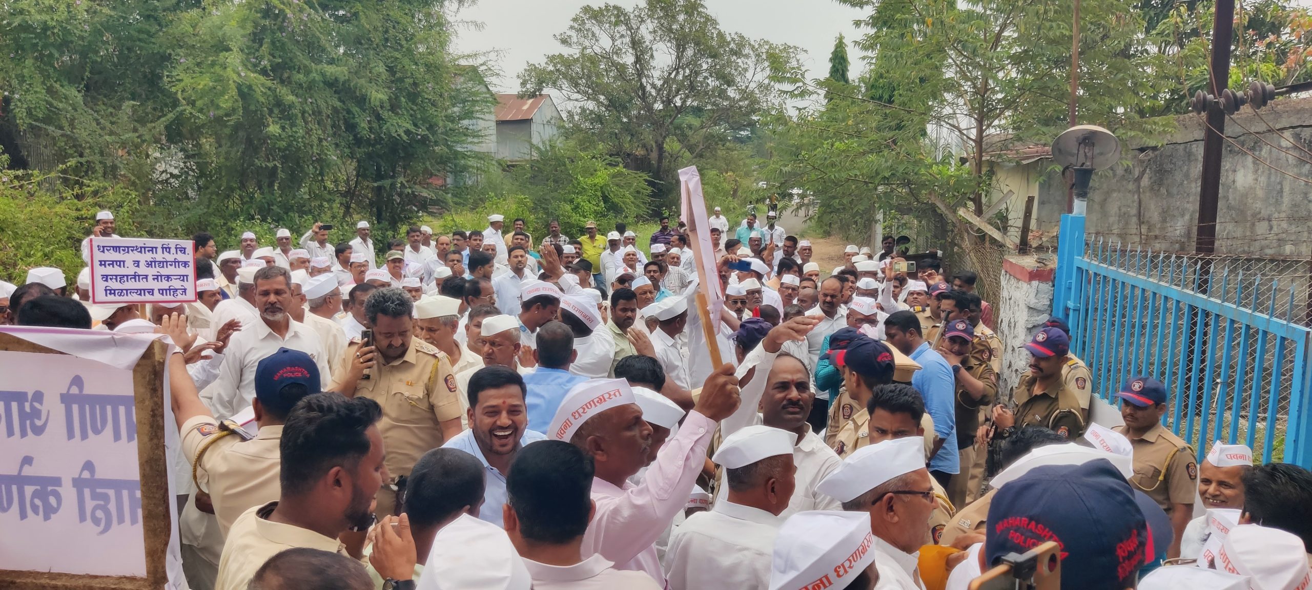 पवना धरणग्रस्तांचे पाणी बंद आंदोलन ! पुण्याचे पालकमंत्री चंद्रकांत पाटील यांच्या आश्वासनानंतर आंदोलन स्थगित