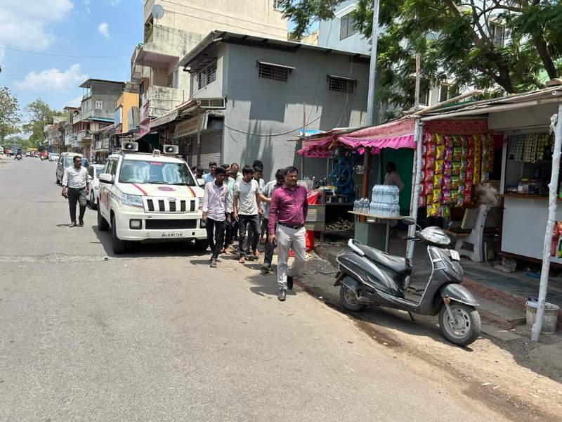 पोलीसांनी किटक टोळीच्या मुसक्या आवळत धिंड काढली