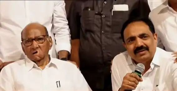 शरद पवारांच्या निर्णयाला कार्यकर्त्यांचा जोरदार विरोध, जयंत पाटील यांना अश्रू अनावर