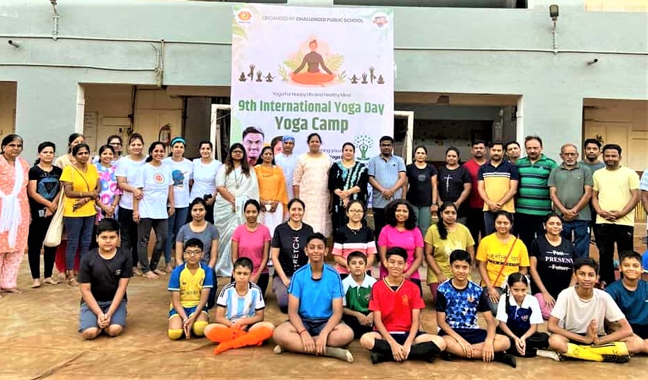 चॅलेंजर पब्लिक स्कूलमधील योग शिबिराला नागरिकांचा उस्फुर्त सहभाग