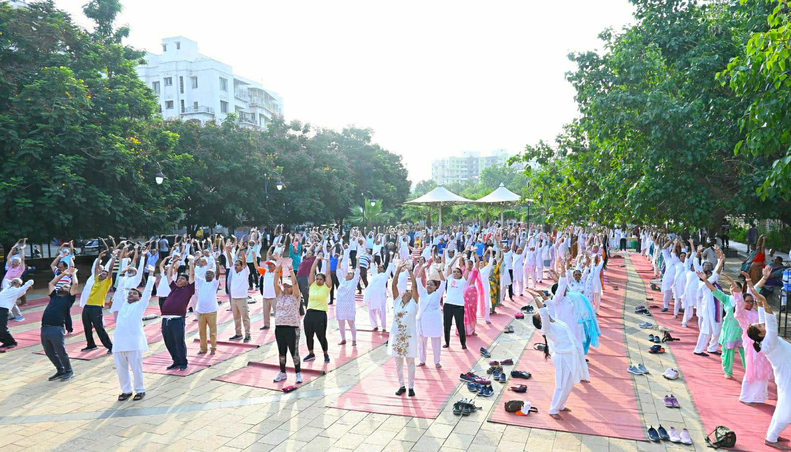 पिंपळे सौदागरवासीयांनी योग दिनासाठी लिनियर अर्बन गार्डनमध्ये उपस्थिती