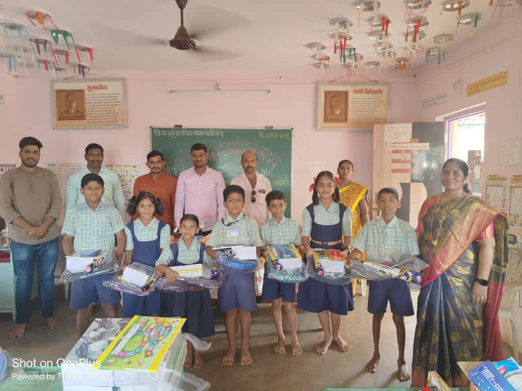 शाहू महाराज यांच्या जयंतीनिमित्त विद्यार्थ्यांना शालेय शैक्षणिक साहित्याचे वाटप