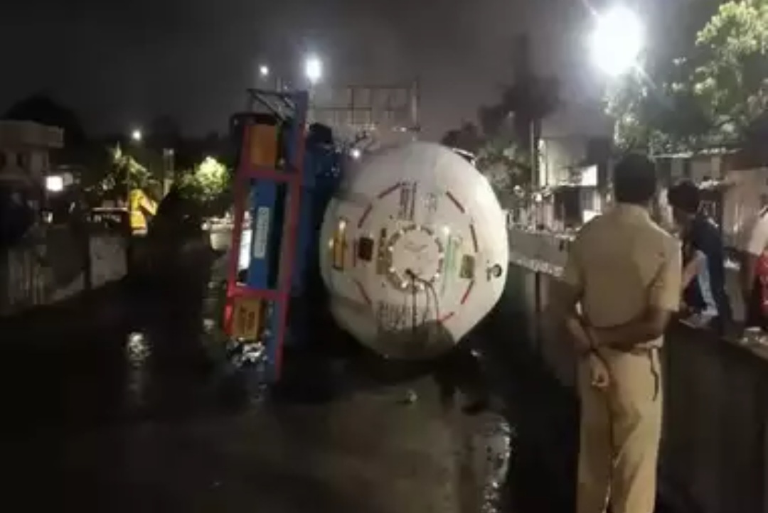 निगडी येथे ऑइल टँकर अपघातात वायुगळतीने दुर्घटना होऊ नये यासाठी शर्तीचे प्रयत्न