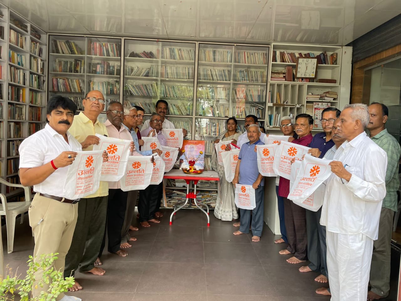 पर्यावरणाच्या संरक्षणासाठी उन्नती सोशल फाऊंडेशन तर्फे २५०० कापडी पिशव्यांचे वाटप